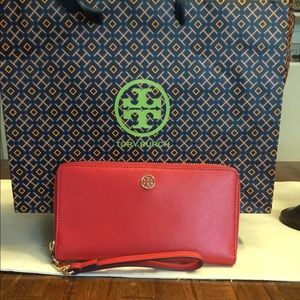 Tory Burch
Robinson Passport Continental Wallet